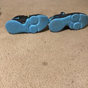 Shoes size 4 LeBron‘s like new worn twice